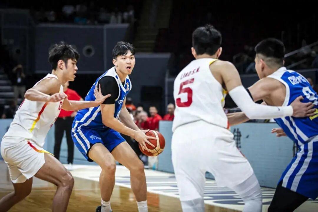 开云体育官网-中国男篮两连胜背后：张镇麟表现低迷，国家队之路堪忧